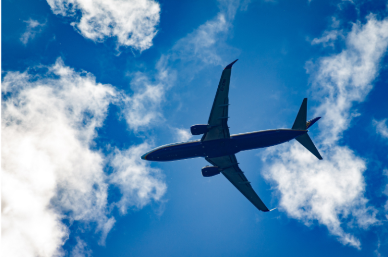 青空を飛ぶ飛行機